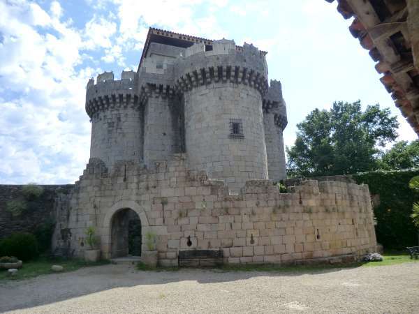 El castillo de Granadilla, morada del dragón Iluyanka